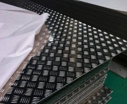 Nhôm Gân Chống Trượt Là Gì? Đặc Điểm Và Các Ứng Dụng Phổ Biến