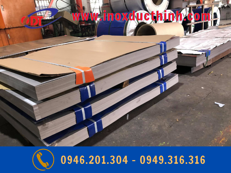 Sắc xanh dương hiện đại  Màu xanh dương gợi cảm giác trẻ trung, mạnh mẽ và chuyên nghiệp. Tùy sắc độ, sản phẩm có thể phù hợp với phong cách tối giản, công nghệ, hiện đại hoặc thiết kế mang tính nghệ thuật.  Tạo hiệu ứng không gian độc đáo  Khi bố trí cùng ánh sáng phù hợp, bề mặt xanh gương tạo ra những vùng phản chiếu sinh động, giúp tăng tính thẩm mỹ cho vách trang trí, quầy trưng bày và các chi tiết kiến trúc.