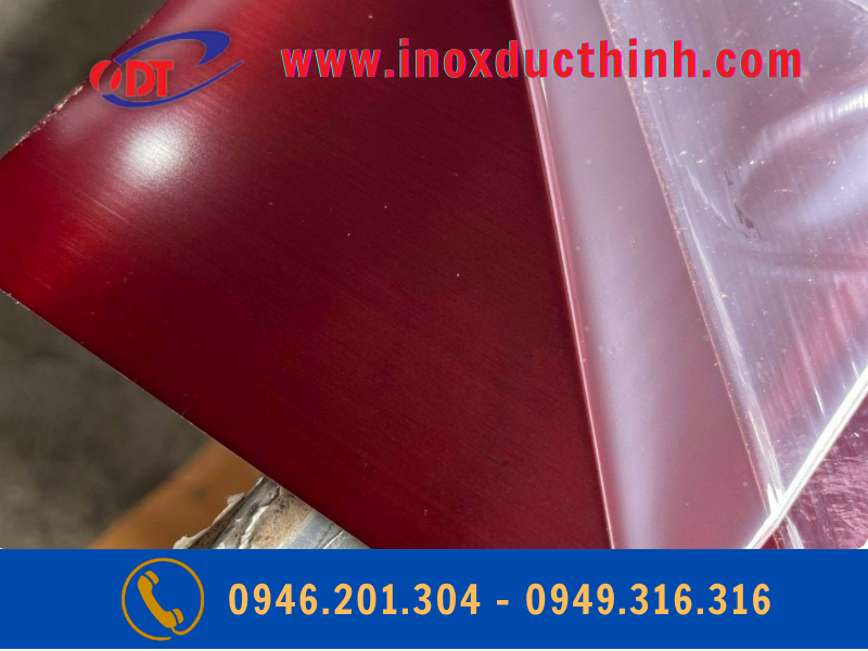 TẤM INOX MÀU ĐỎ XƯỚC