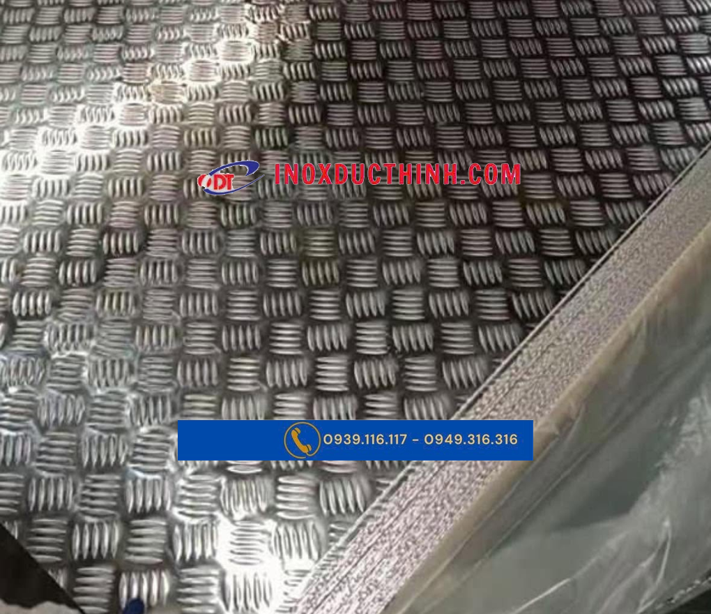 NHÔM TẤM GÂN CHỐNG TRƯỢT A3003 H14 DÀY 2.5MM – ĐẶC TÍNH VÀ ỨNG DỤNG