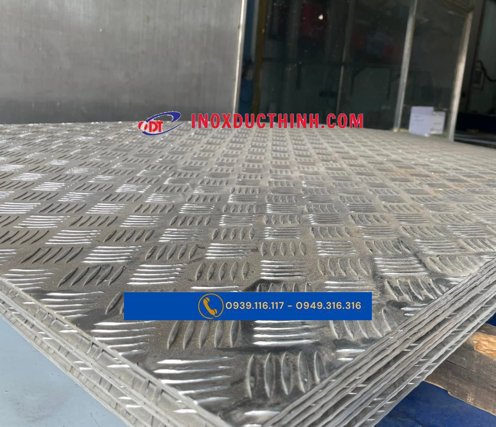 Nhôm Gân Chống Trượt Dày 2.5mm – Giải Pháp Cho Sàn Công Nghiệp Và Lối Đi