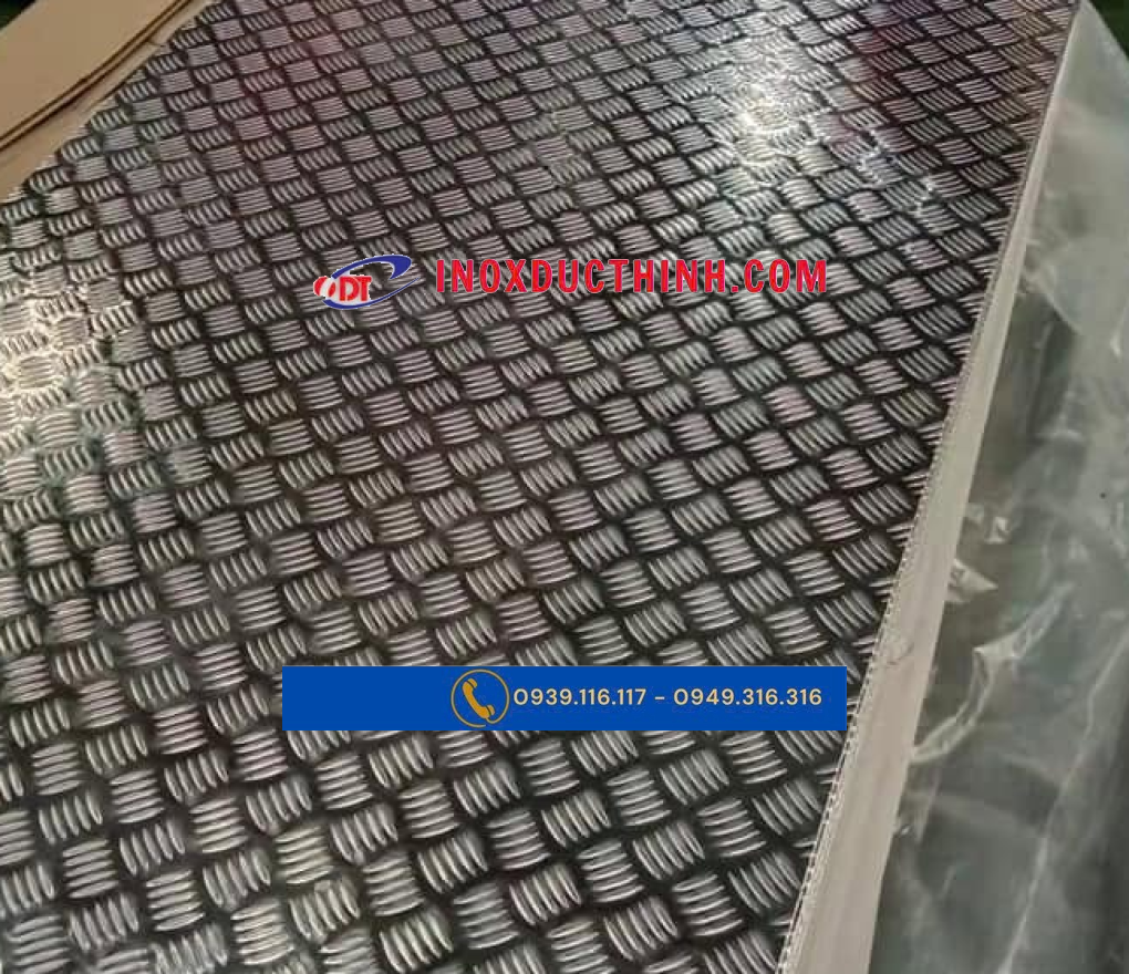 Nhôm Gân Chống Trượt Dày 2mm – Đặc Điểm, Quy Cách Và Ứng Dụng 