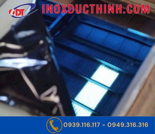 TẤM INOX XANH DƯƠNG GƯƠNG – ĐIỂM NHẤN HIỆN ĐẠI CHO KHÔNG GIAN