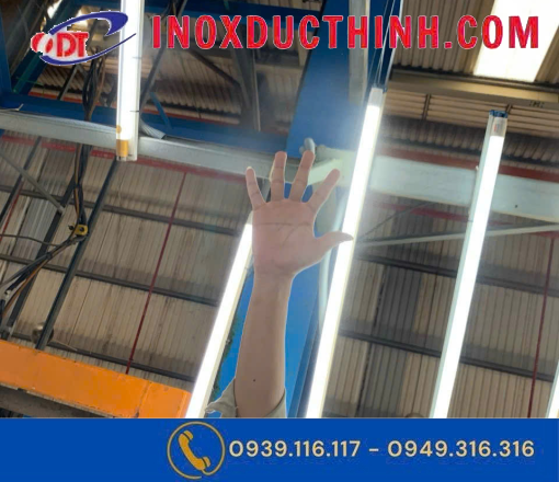 TẤM INOX TRẮNG GƯƠNG – VẺ ĐẸP THANH LỊCH CHO KHÔNG GIAN HIỆN ĐẠI