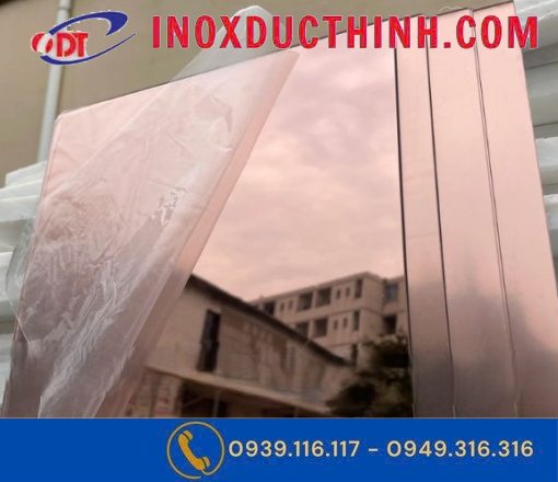 TẤM INOX VÀNG HỒNG GƯƠNG – SẮC MÀU TINH TẾ CHO NỘI THẤT CAO CẤP
